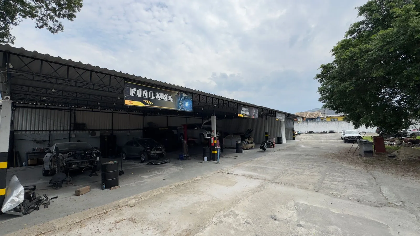 Equipe de mecânicos trabalhando na oficina Vasques em Bangu