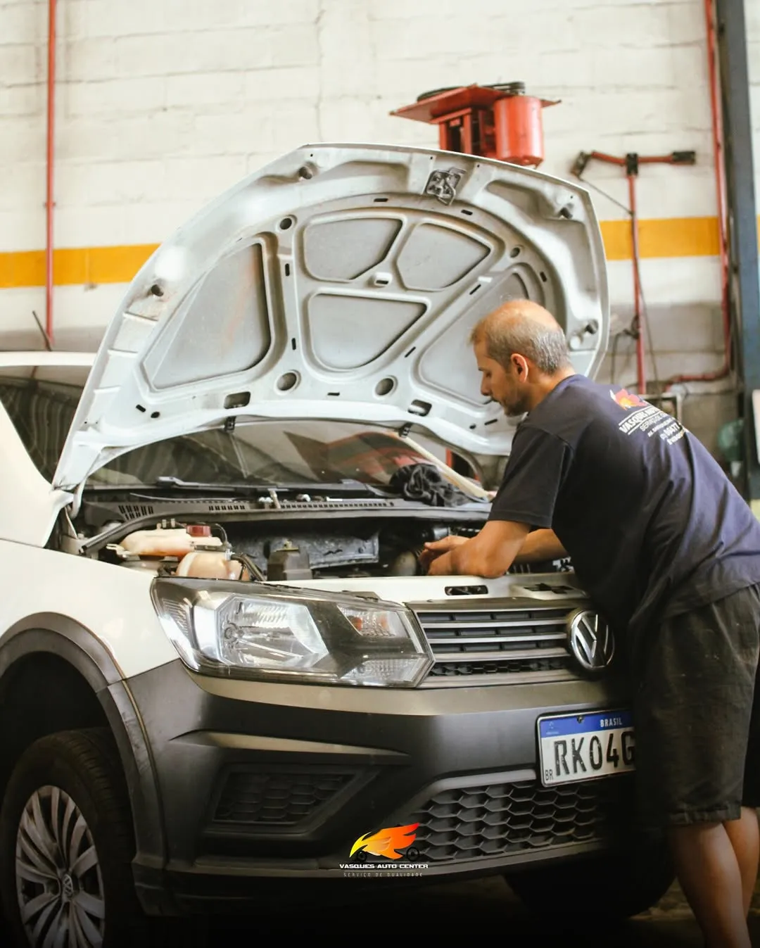 Detalhe de peça automotiva em reparo na Vasques Auto Center