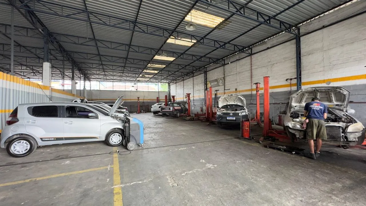 Detalhes da estrutura interna da oficina Vasques em Bangu